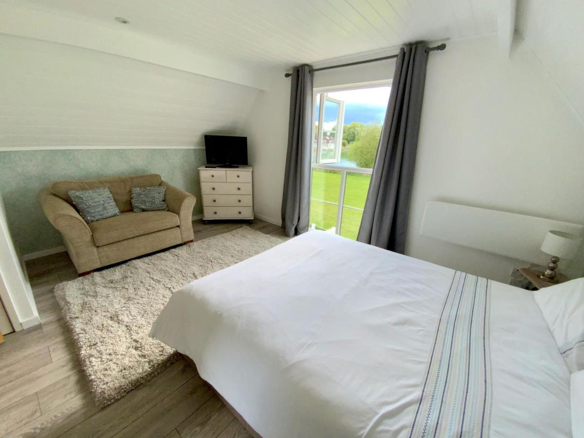 'That One' Our Cotswold Lakeside Lodge Cirencester Exterior photo