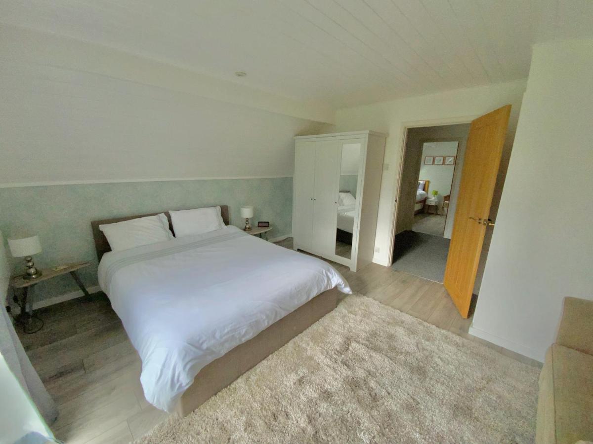 'That One' Our Cotswold Lakeside Lodge Cirencester Exterior photo
