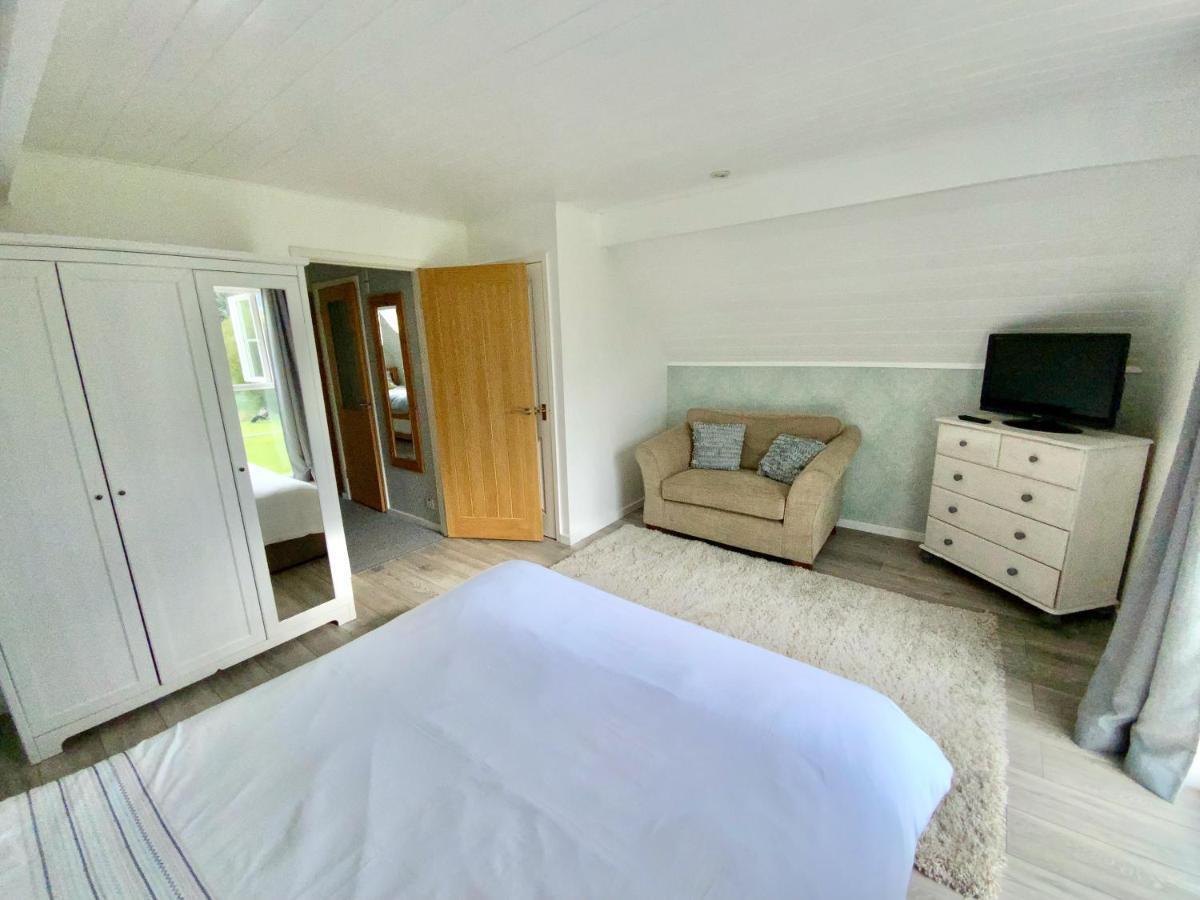 'That One' Our Cotswold Lakeside Lodge Cirencester Exterior photo