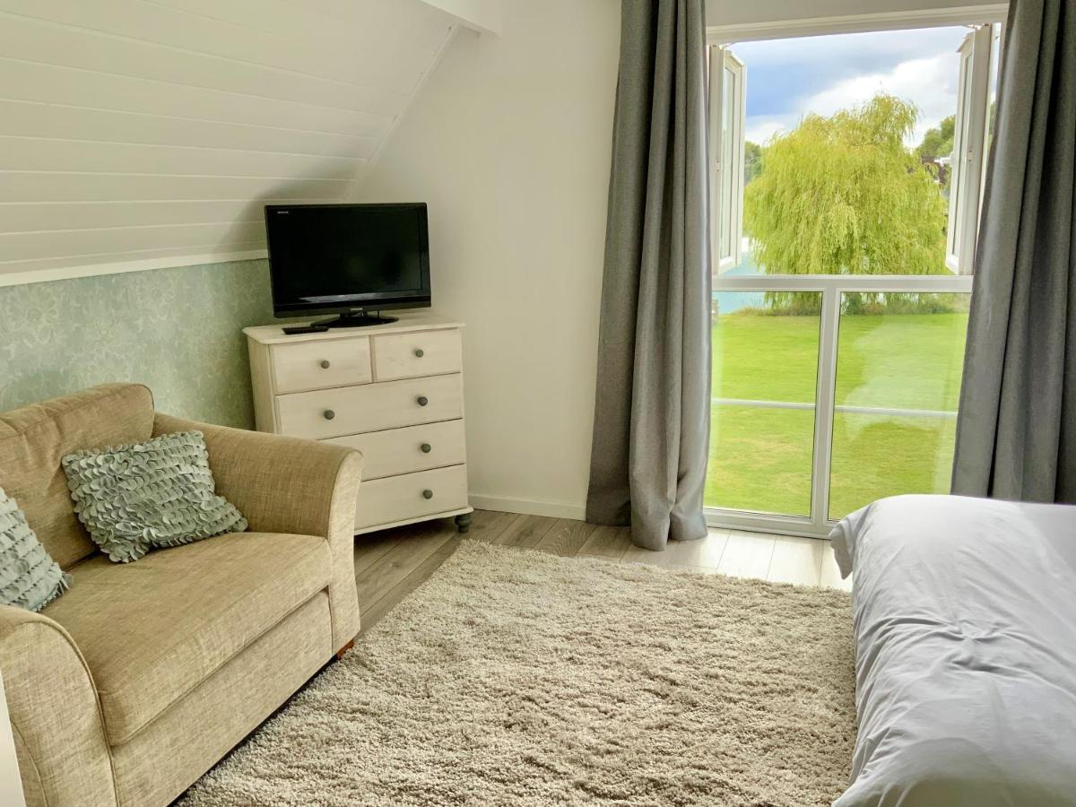 'That One' Our Cotswold Lakeside Lodge Cirencester Exterior photo