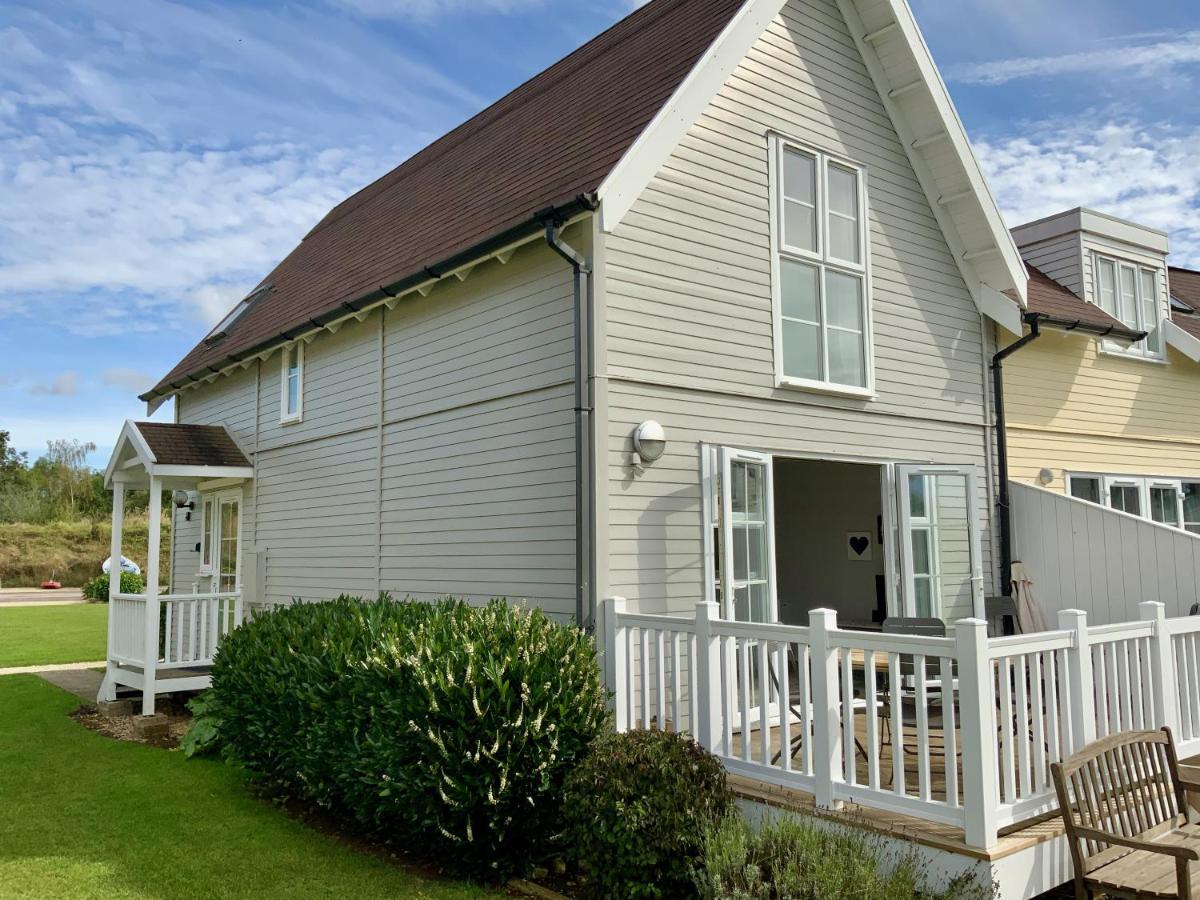 'That One' Our Cotswold Lakeside Lodge Cirencester Exterior photo